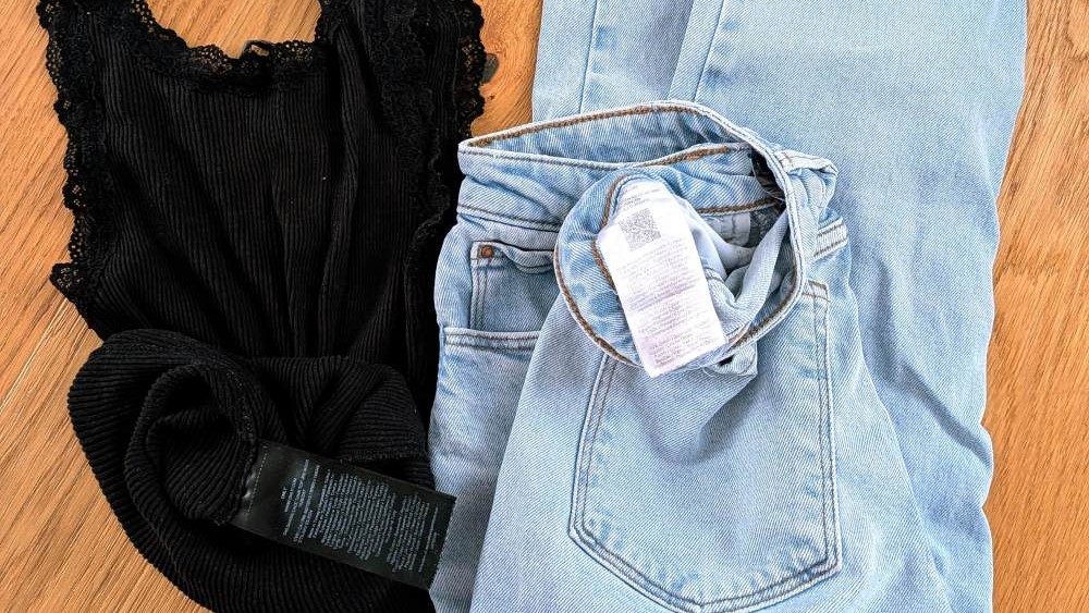 Etikett eines Kleidungsstückes